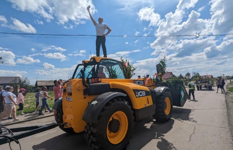 Главный организатор — депутат ГД Александр Ильтяков открыл праздник, стоя на тракторе
