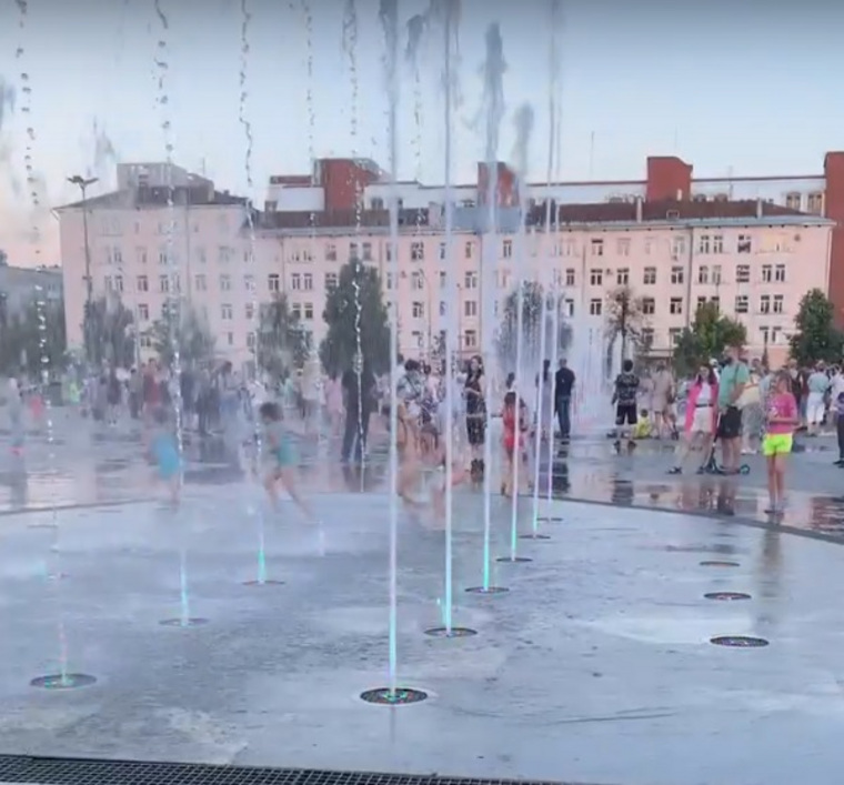 Мнения жителей Перми, можно ли детям купать в фонтане, разошлись