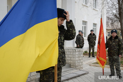 Безоружные украинские военные встретились с Российскими. Переговоры.Севастополь. Крым. Аэропорт Бельбек, флаг украины, армия