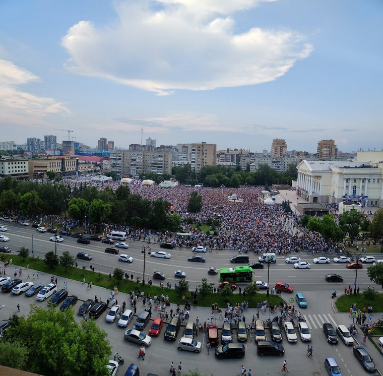 Так с высоты птичьего полета выглядела толпа желающих увидеть «Иванушек» в Тюмени