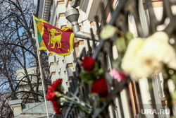 Мемориал по погибшим в теракте у посольства Социалистической Республики Шри-Ланка. Москва, флаг шри-ланки