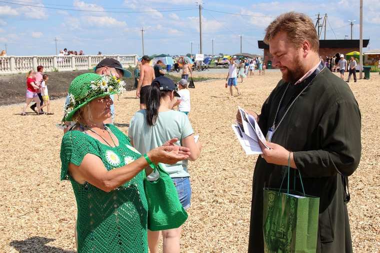 Священник раздавал посетителям фестиваля листовки с критикой существования языческого бога Ивана Купалы