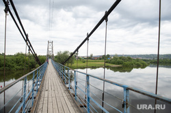 Виды города. Чусовой, пешеходный мост, река чусовая