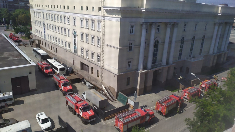 Тюменцы заметили большое количество пожарных машин возле Тюменского Драматического театра