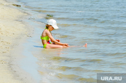 Муниципальный пляж на озере Первое. Челябинск, ребенок, берег, лето, отдыхающие, девочка, пляж, отдых, пляжный сезон