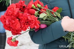 Прощание с военным, погибшим на Украине. Белозерский район, поминки, смерть, похороны, поминки, кладбище, искуственные цветы