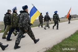 Безоружные украинские военные встретились с Российскими. Переговоры.Севастополь. Крым. Аэропорт Бельбек, флаг украины, армия, марш