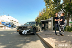 ДТП на остановке возле резиденции губернатора. Челябинск, джип, дтп, авария, остановка общественного транспорта, внедорожник