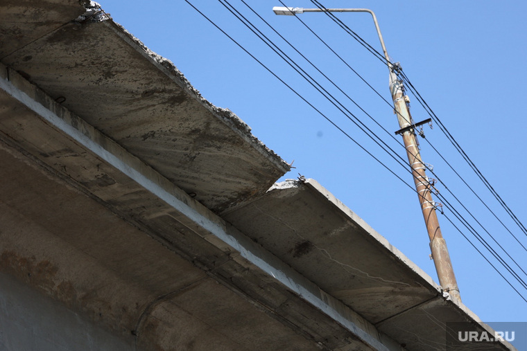 По мнению водителя, куски бетона откололись от плит, которые расположены на краю моста
