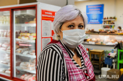 Масочный режим на продуктовом рынке. Челябинск, торговля, продукты, продавец, рынок, маска медицинская