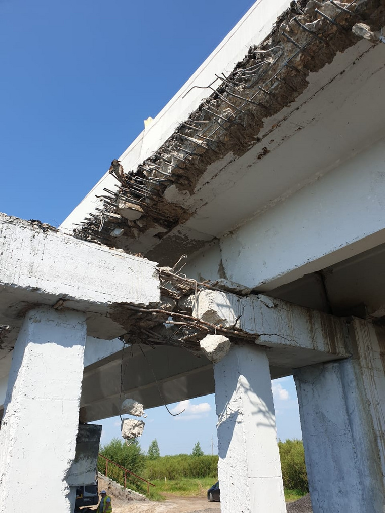 На мосту через реку Мендеря в Белозерском округе разрушился бетонный ригель