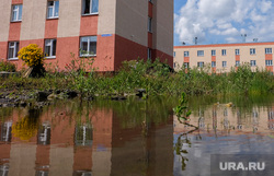 Дома построенные по программе переселения из ветхого жилья по улице Автомобилистов в городе Шадринск, недвижимость, лужа во дворе, потоп, переселение, дома для переселенцев, трехэтажка