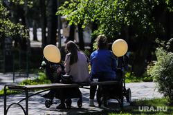 День защиты детей. Екатеринбург, ребенок, шарики, коляски, родитель, скамейка в парке