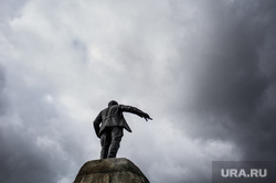 Клипарт. Екатеринбург, памятник свердлову, непогода, город екатеринбург, тучи