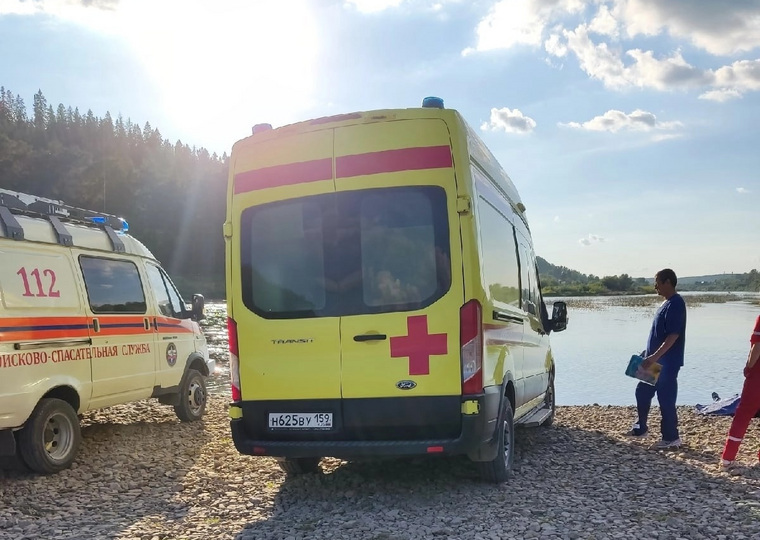 Пермские спасатели и бригада скорой помощи у реки Сылва, где 16 июля утонул мужчина