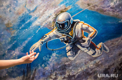 Выставка «Космос наш» в ИЗО. Екатеринбург, картина, рука, космонавт