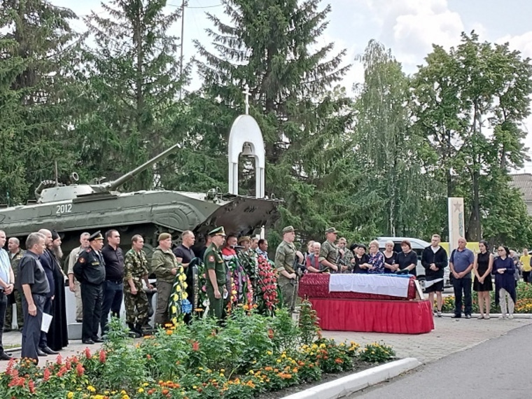 На митинг пришли все неравнодушные земляки погибшего бойца