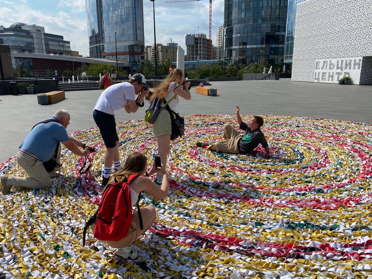Руководитель фестиваля Никита Харисов уже успел полежать на ковре