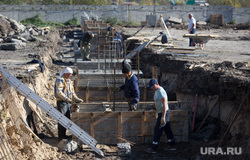 Визит губернатора Курганской области на завод конвейерного оборудования. г. Курган, рабочие в яме, стройка