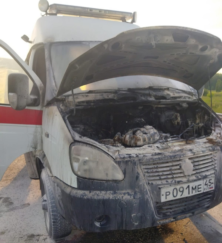 Эксперты выясняют причину возгорания автомобиля скорой помощи Катайской больницы