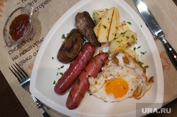 Завтраки в заведениях Екатерибурга, сосиски, яичница, блюдо, ресторан, еда
