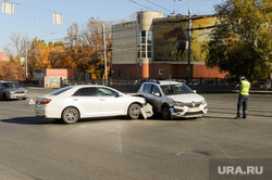Памятник Александру 2 на Алом поле. Челябинск, гаи, рено, тойота, происшествие, дтп, авария, автотранспорт, гибдд, инспектор дпс