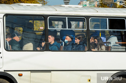 Соблюдение масочного режима в общественном транспорте. Челябинск, общественный транспорт, медицинская маска, пассажиры, маршрутка