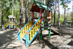 Парки Екатеринбурга. Екатеринбург, детская площадка, деревянная горка, летний парк уралмаш