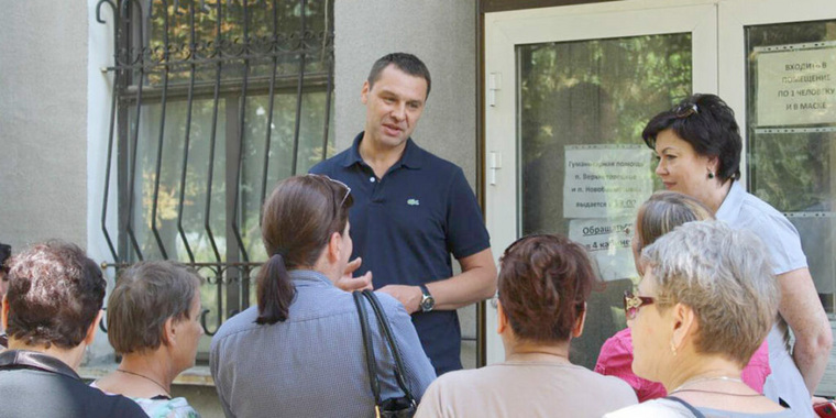 15 июля Сергей Петрович выдал гуманитарную помощь работникам, которые выполняют неквалифицированные работы в городе.