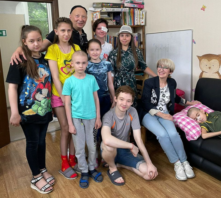 Юрий Гальцев с детьми из Донбасса, проходящими лечение
