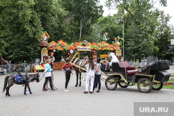 Центральная площадь «‎Цветной бульвар»‎. Тюмень , лошадь, подростки, парк, парк развлечений, карета, пони, дети, катание на пони