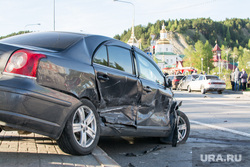 ДТП в Ханты-Мансийске — самосвал протаранил 11 автомобилей, 21 мая 2015. ХМАО, дтп, авария, разбитая машина