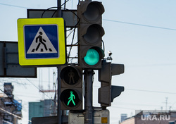 Виды города. Пермь, пешеходный переход, дорожный знак, перекресток, светофор, знак пешеходного перехода