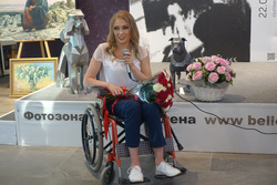 Все вырученные деньги художница потратит на новую инвалидную коляску