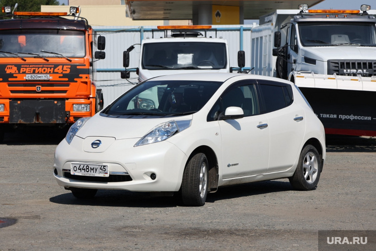 Электромобиль Nissan Leaf передали КГУ в рамках проекта «Родстер «Крым»