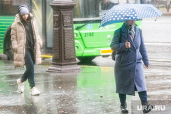 Непогода. Тюмень, пешеходы, дождь, человек с зонтом