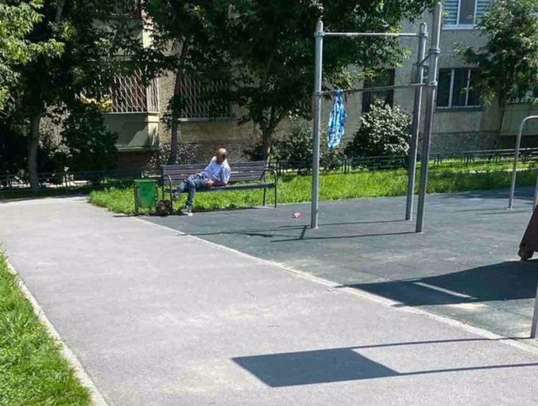 Фото: На детских площадках Тюмени спят асоциальные граждане