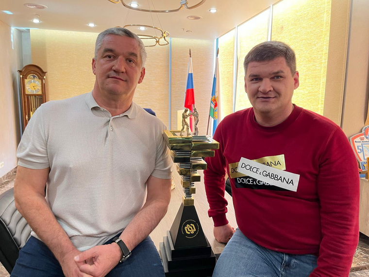На фото: Федор Дудкин — член наблюдательного совета СОФБ (слева) и Михаил Кайгородов — председатель правления СОФБ (справа) с переходящим кубком чемпионов