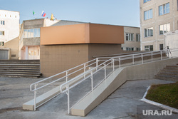 Пандус в 32 школе. Сургут, пандус, доступная среда