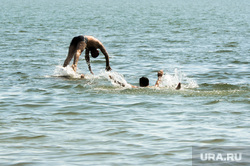 «Путинский» пляж на озере Смолино. Челябинск, вода, купающиеся, купание, лето, жара, отдых на воде, пляж, водоем, плавание, прыжок в воду