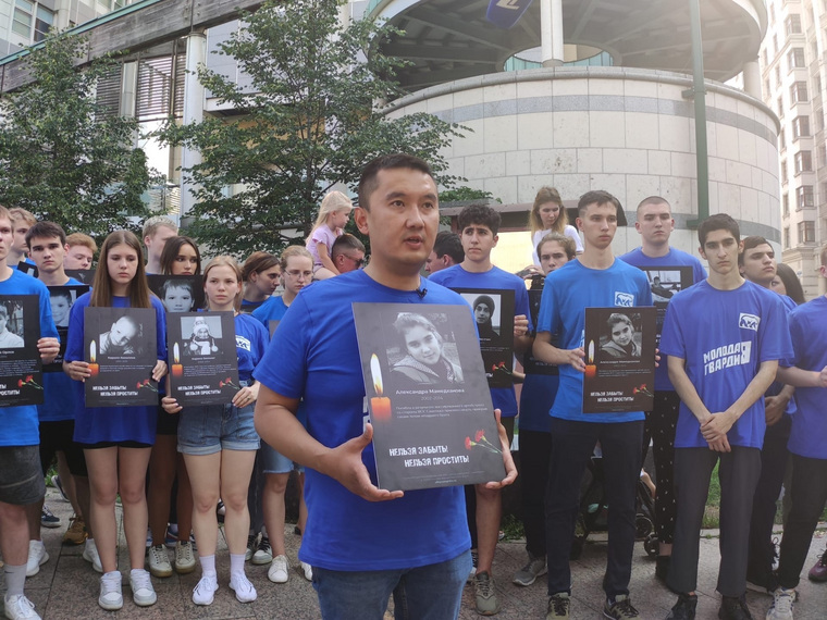 Молодогвардейцы пришли к посольствам с портретами детей, погибших в Донбассе