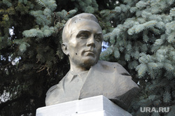 Памятник Николаю Кузнецову, герою советского союза. Тюмень, бюст, кузнецов николай
