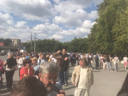 Людям не объяснили, в связи с чем их выводят на улицу