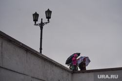Выпускники 9-х классов. Екатеринбург, погода, плотинка, дождь, под зонтом