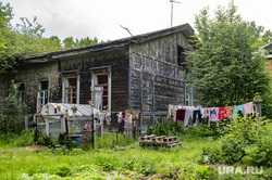 Липовая гора. Пермь, деревянный дом, барак, ветхое жилье, белье на веревках, заброшка, белье сушится