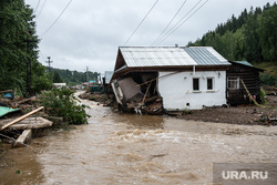 Последствия паводка в городе Нижние Серги. Свердловская область, непогода, разрушенный дом, паводок, наводнение, потоп, разрушения, подтопление