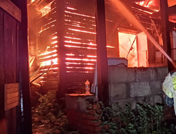 В Екатеринбурге загорелись два частных дома площадью 250 квадратных метра