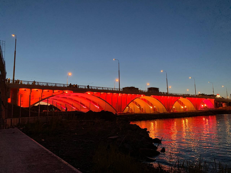Мэрия уже несколько раз тестировала подсветку на Макаровском мосту. Но главную фишку еще никто не видел, говорят чиновники