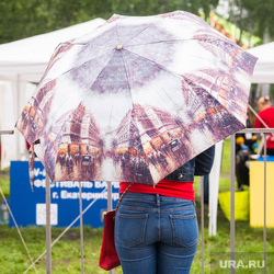 URA.Ru на пятом фестивале барбекю в ЦПКиО имени Маяковского. Екатеринбург, лето, зонт, дождь