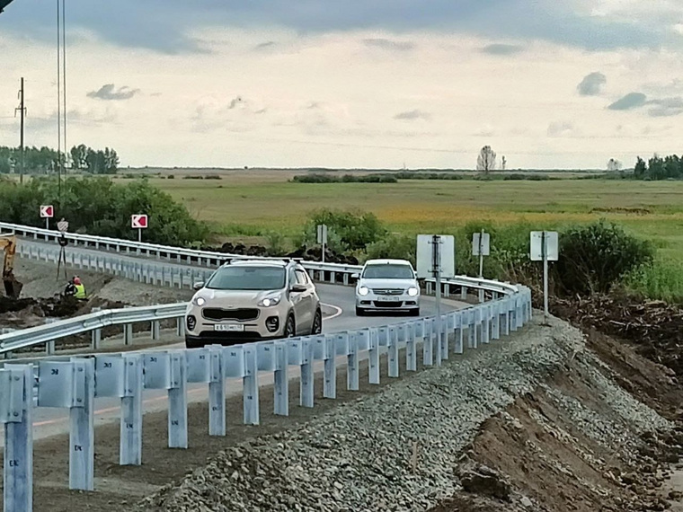 На трассе Курган-Тюмень около аварийного моста сделали объездную дорогу